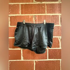 C9 by Champion Black Athletic Mesh Size Small Scallop Shorts